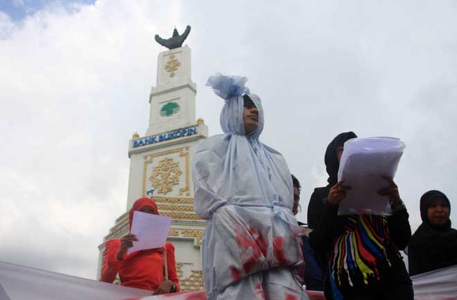 Protes Pelantikan Pejabat, `Pocong` Pun Muncul