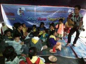 Anak-anak Aceh tengah bermain bersama Kakak Forum Anak dalam tenda di Aceh Tengah