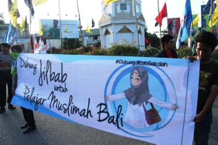 Pelajar Aceh Tuntut Larangan jilbab Di Bali