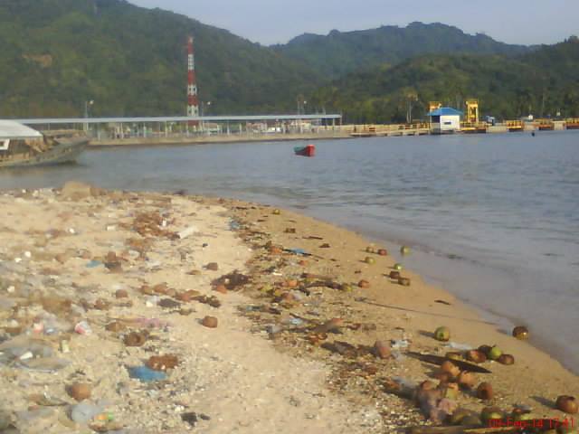 Pantai Labuhan Haji Dipenuhi Sampah