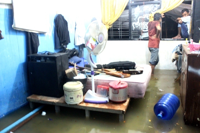 UKM Banjir, Gedung PKM Jadi Gudang