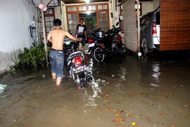 Foto| Hujan Deras, Banjir Genangi PKM