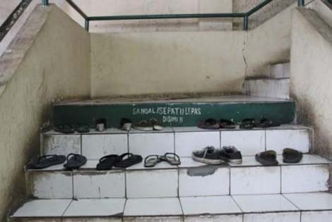 Perihal Sepatu/sandal di Tangga Masjid Jamik Kopelma