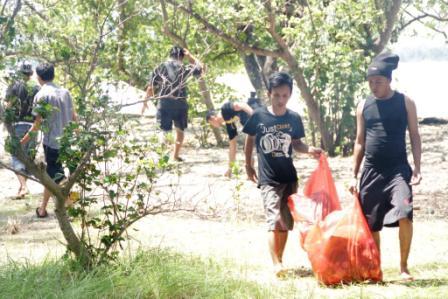 Komfoos Kutip Sampah di Pulau Gosong