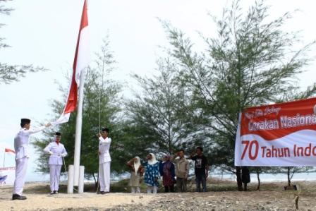 Masyarakat Abdya Kibarkan Merah Putih di Pulau Gosong