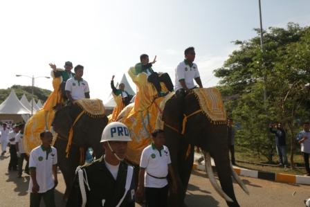 Menteri Agama Diantar ke Arena Pionir dengan Gajah