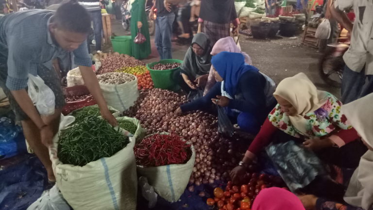 Menjelang Meugang Warga Penuhi Pasar Peunayong