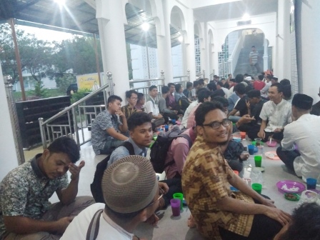 Selama Ramadhan, RDK Sediakan 300 Takjil Gratis di Masjid Jami’ Kampus