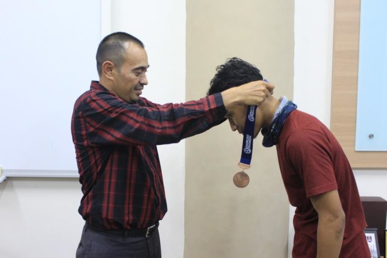 Bela Diri Hapkido UIN Ar-Raniry Serahkan Dua Medali ke Warek III