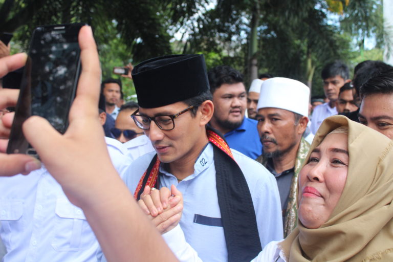 Tiba di Aceh, Sandiaga Uno Kunjungi Kuburan Massal Siron