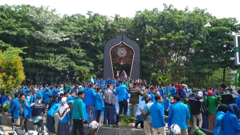 Breaking News : Ribuan Mahasiswa Sudah berkumpul di Taman Sulthanah Safiatuddin