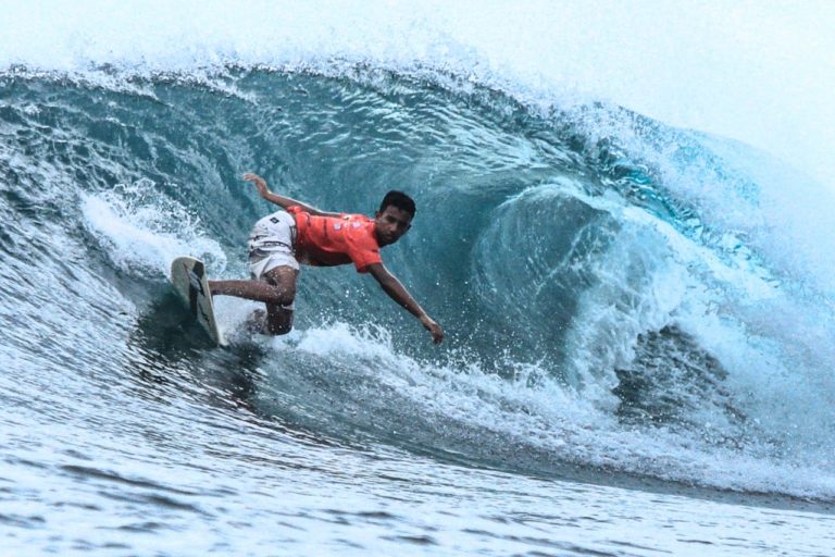 Foto: Peselancar Taklukkan Ombak Babah Kuala di Aceh Surfing Champhionship