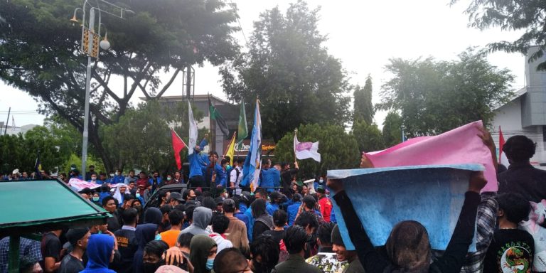 Tolak Omnibus Law, Mahasiswa Lancarkan Aksi Demo di Kantor DPR Aceh