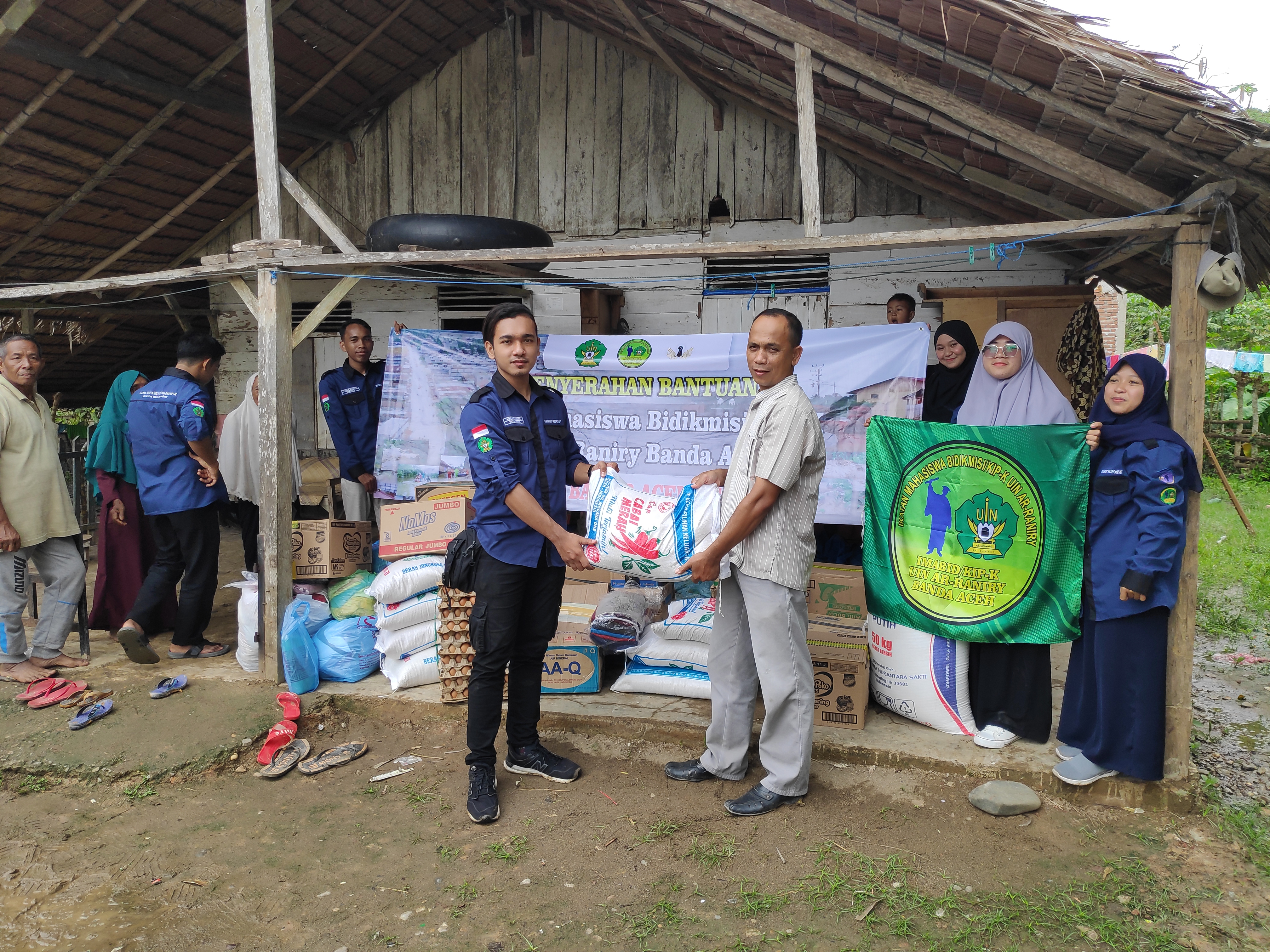 Imabid/KIP-K UIN Ar-Raniry Serahkan Donasi untuk Korban Banjir Aceh Utara
