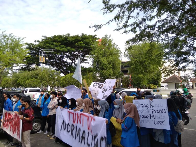 Tuntut Normalisasi Kehidupan Masyarakat Aceh, Mahasiswa UIN Ar-Raniry Lancarkan Aksi di Kantor DPRA