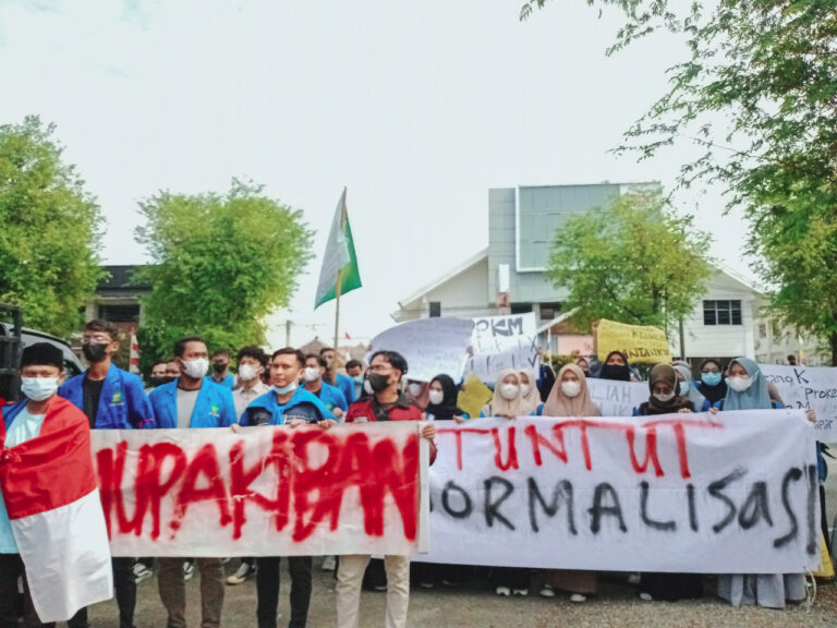 Foto : Mahasiswa UIN Ar-Raniry Gelar Aksi Tuntut Normalisasi Kehidupan Masyarakat Aceh