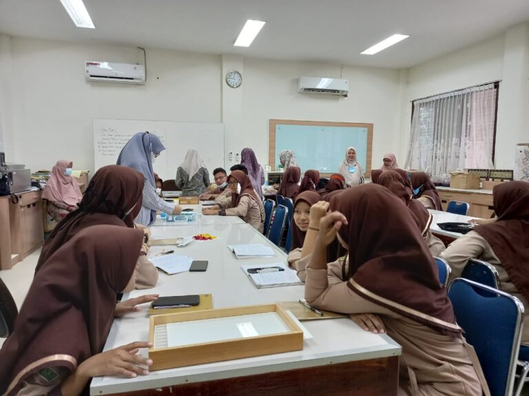 Studi Laboratorium Siswa MAN 4 Aceh Besar Kunjungi Lab Biologi FTK UIN Ar-Raniry