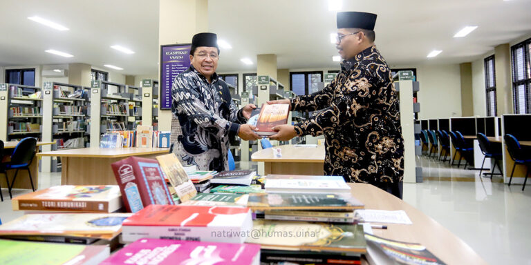 Guru Besar UIN Ar-Raniry Waqafkan 100 Judul Buku untuk Perpustakaan
