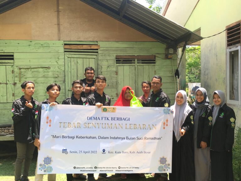 DEMA FTK UIN Ar-Raniry Banda Aceh Bagikan Bingkisan Lebaran Kepada Masyarakat Fakir Miskin