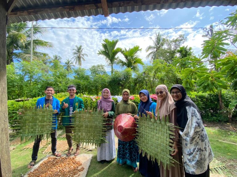 Kelompok KKN Melayu Serumpun III Kembangkan Potensi Tudung Saji Desa Lamtui
