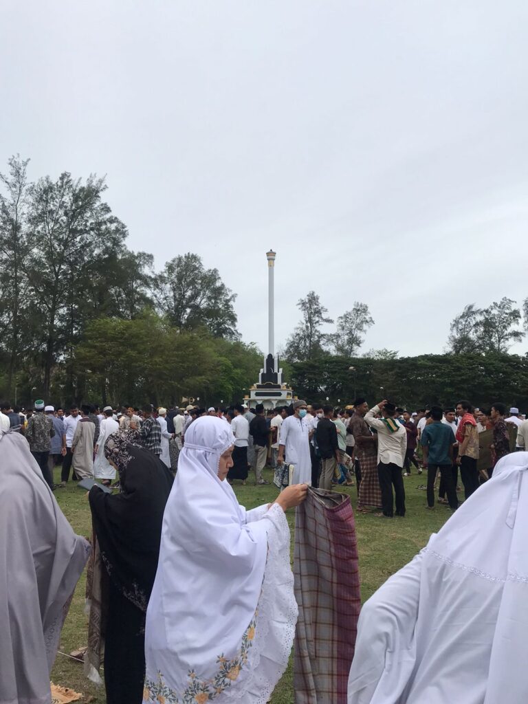 Ratusan Warga dan Mahasiswa Shalat Idul Adha di Lapangan Tugu Darussalam