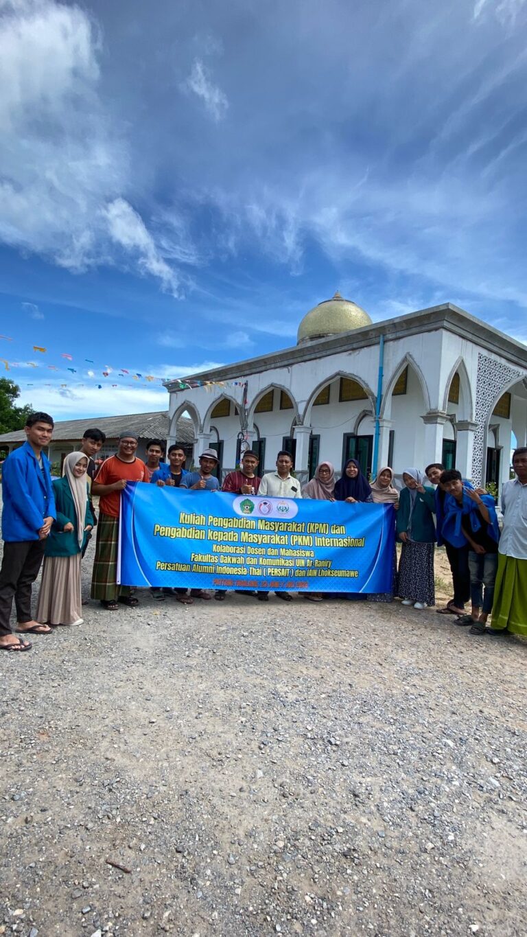 Jelang Idul Adha, KPM UIN Gotong Royong di Masjid Nurul Imam Thailand