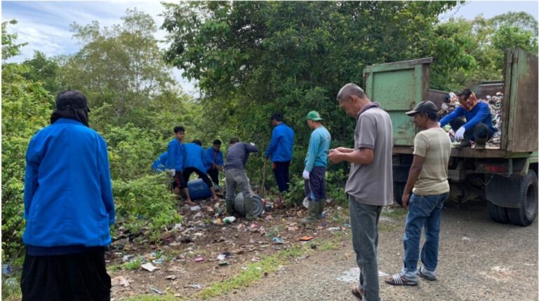 Bersama DLH Aceh Besar, Mahasiswa KPM Turun Langsung Bersihkan Sampah di Desa Data Cut