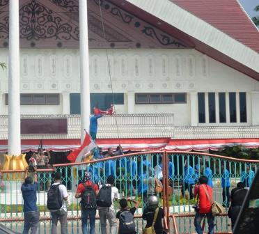 Sumberpost Tv – Tembakan Gagalkan Mahasiswa Kibar Bendera Aceh