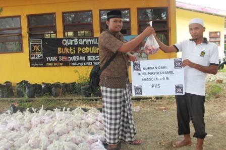DPD PKS Pidie Bagi Daging Qurban kepada 700 Fakir