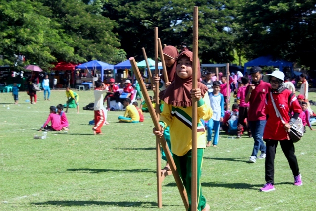 Siswa-siswi SD Meriahkan Festival Permainan Tradisional Anak 2015