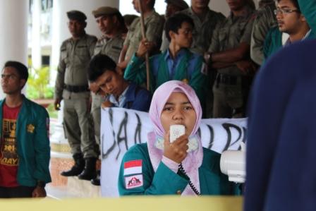 Mahasiswa Serahkan “Obat Kuat” Ke Pemerintah Aceh