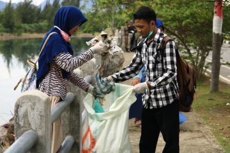 Pelajar Ikut Pungut Sampah dalam HPSN 2017