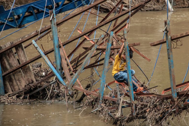 FOTO : Jembatan Penghubung Desa Siron Blang dan Siron Krueng Terputus