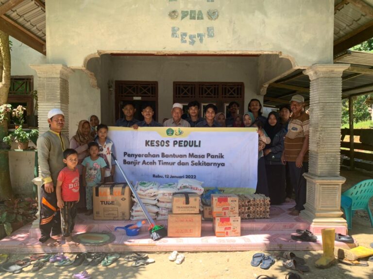 Peduli Korban Banjir, HMP-KESOS Salurkan Bantuan Masa Panik