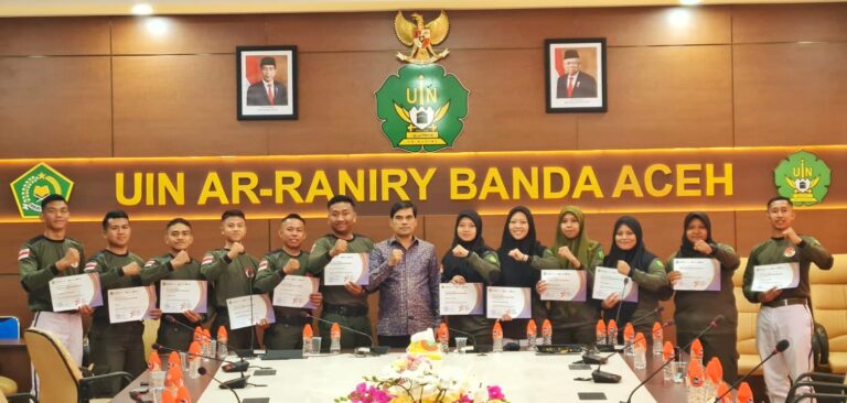 Rektor UIN Ar-Raniry Serahkan Piagam Penghargaan Kepada Paskibra