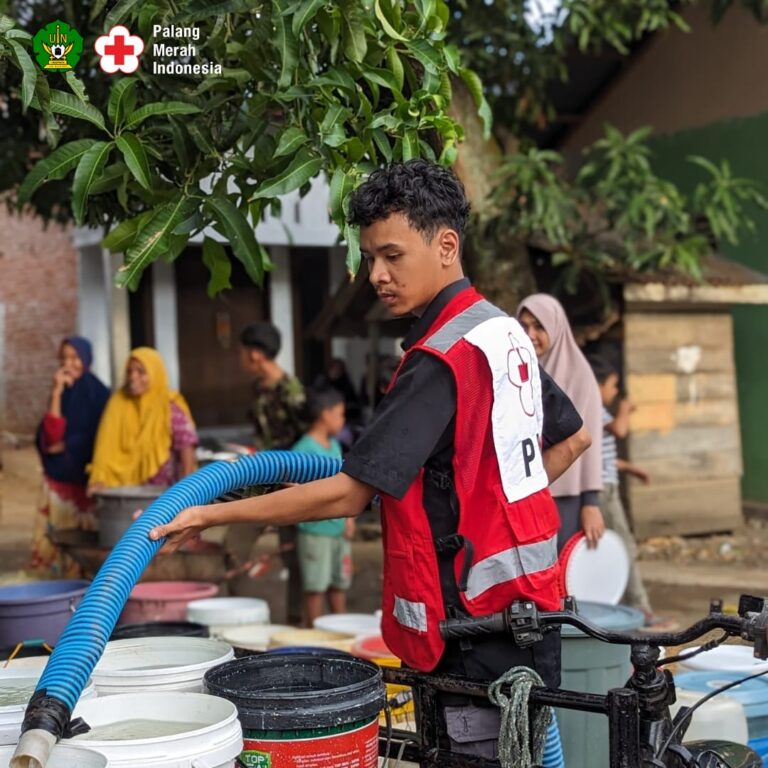 KSR-PMI Unit UIN Ar-Raniry Salurkan Bantuan Air Bersih ke Lhoknga yang Terdampak Kekeringan