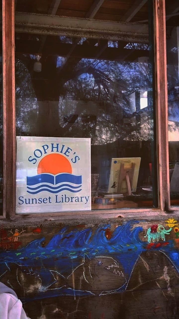 Kamu Penikmat Buku dan Laut? Shopie’s Sunset Library Solusinya