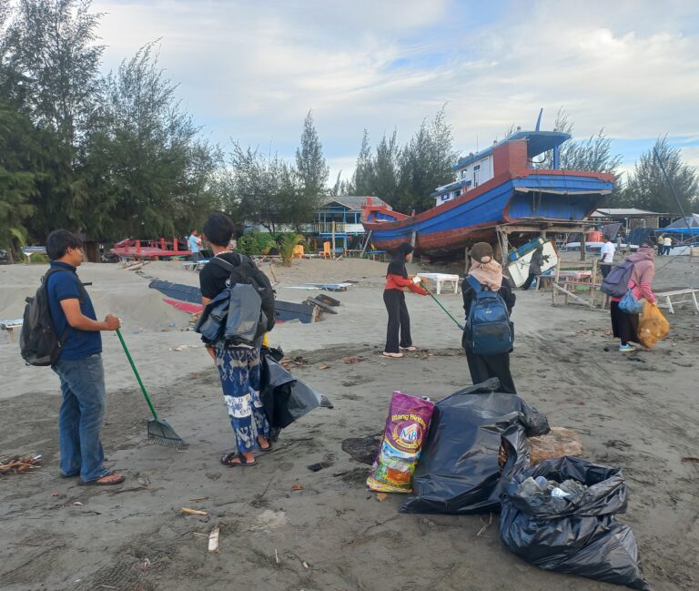 Menyoroti Sampah di Sepanjang Bibir Pantai Ulee Lheue