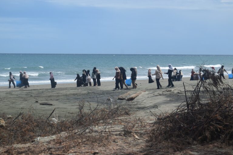 Gencarkan Aksi Peduli Lingkungan, LDK Ar-Risalah Kolaborasi Bersihkan Sampah