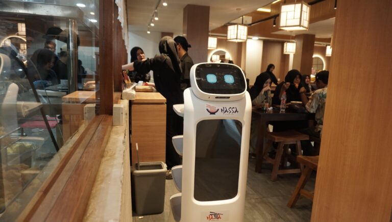 Hassa Ramen Hadirkan Robot Pramusaji Pertama di Aceh