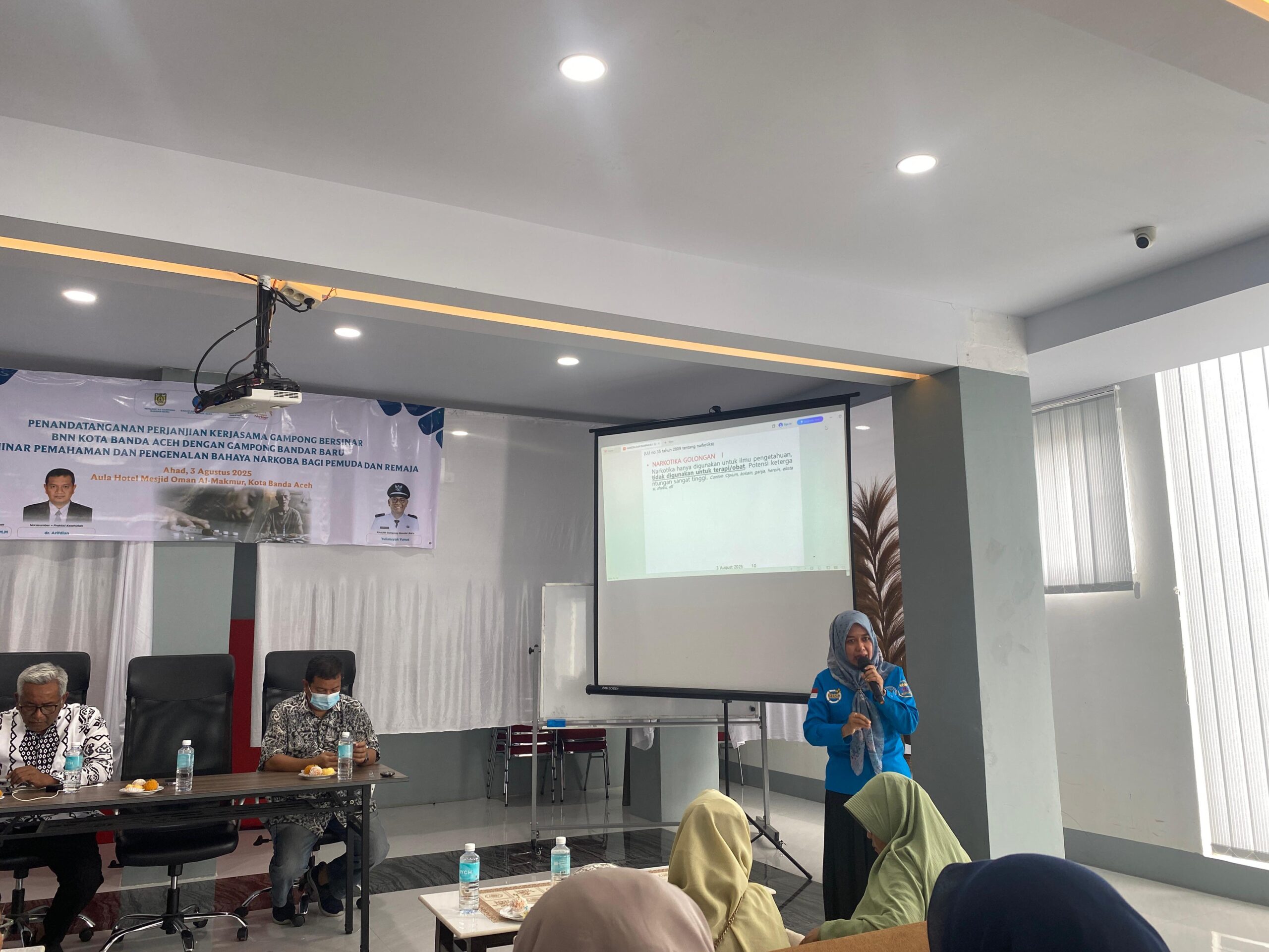 Sumberpost/Aininadhirah Nia Dahrika saat melakukan penyuluhan narkoba di aula hotel Mesjid Oman Banda Aceh