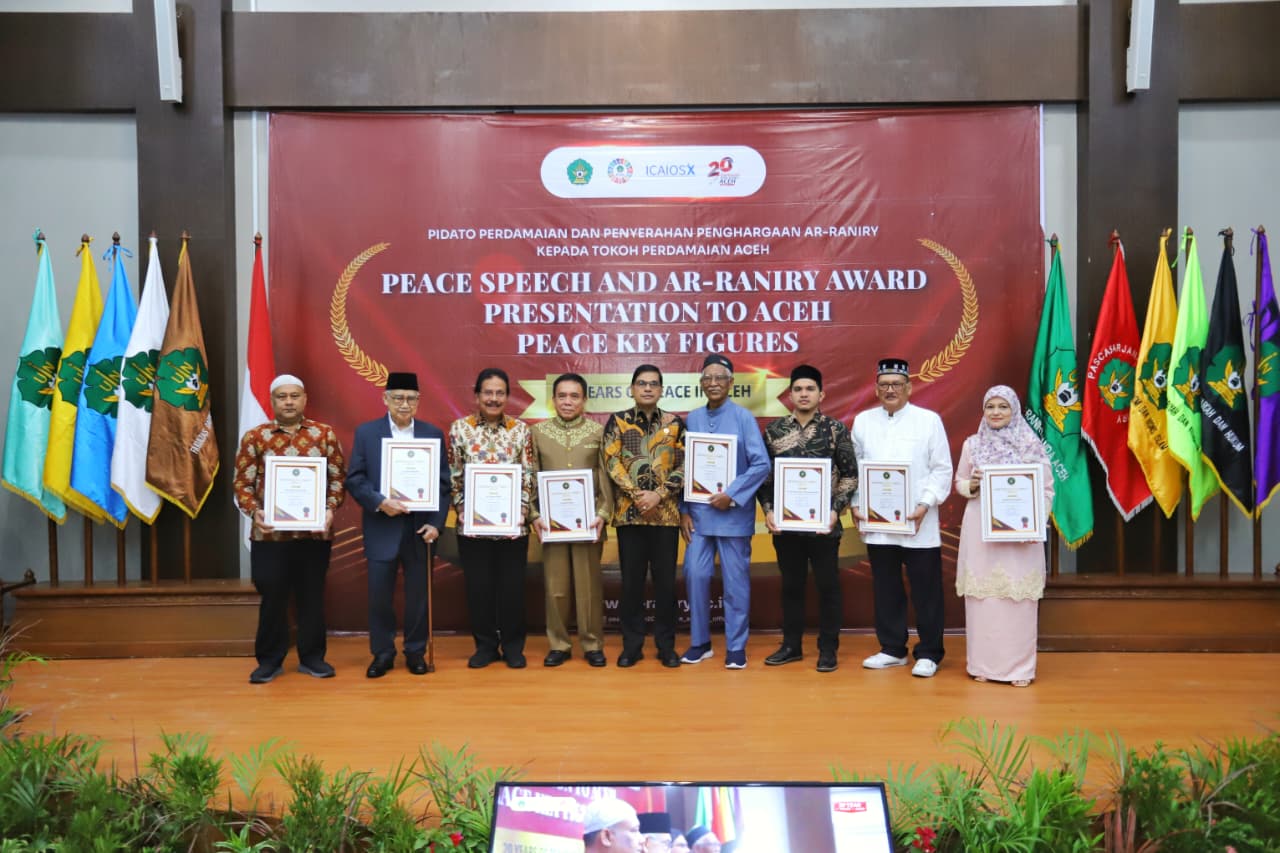 sejumlah tokoh perdamaian Aceh menerima penghargaan dari UIN Ar-Raniry/Riska Amelia (14/08/2025).