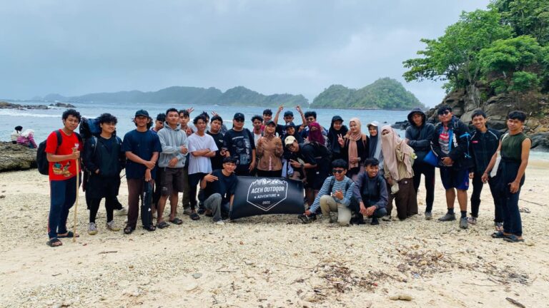 HIMAPERMA UIN AR-RANIRY dan Aceh Outdoor Gelar Aksi Peduli Lingkungan di Lhok Mata Ie