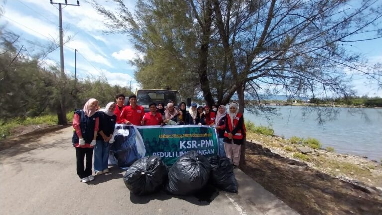 KSR PMI UIN Ar-Raniry Gelar Aksi Peduli Lingkungan di Pantai Alue Naga