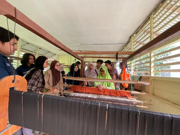 Mahasiswa Prodi SKI UIN Ar-Raniry Belajar Langsung Tradisi Tenun Songket Aceh di Lambiheu Siem