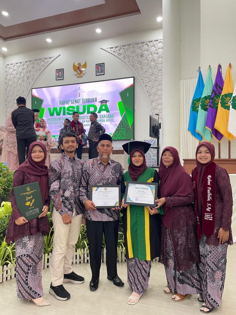 Merangkai Ilmu, Merawat Integritas: Kisah Rahmi Fadhilla di Balik Wisuda Cumlaude