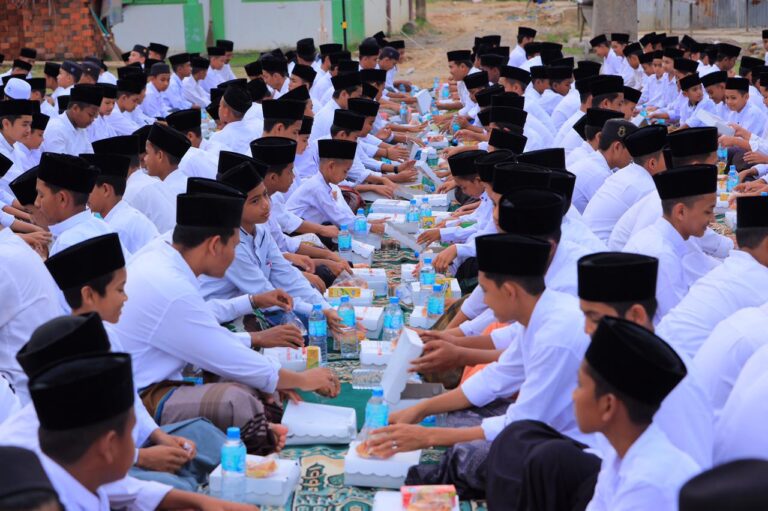 Milad ke-7, ASAR Humanity Berbagi 1.500 Paket Hotmeals di Dayah Ashabul Yamin Aceh Utara