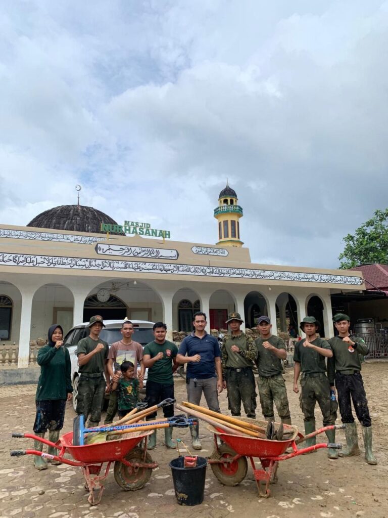 Menwa UIN Ar-Raniry Bersihkan Rumah Ibadah dan Sekolah di Aceh Tamiang