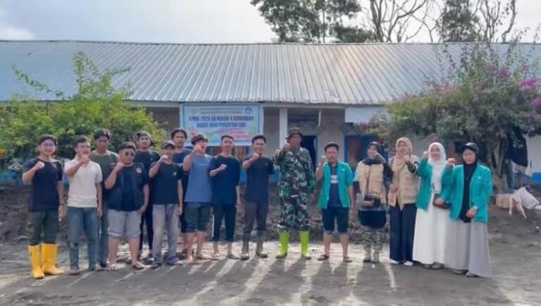 Mahasiswa UIN Ar-Raniry dan IAIN Takengon Berkolaborasi Bersihkan SD Negeri 9 Kebayakan Pasca Banjir