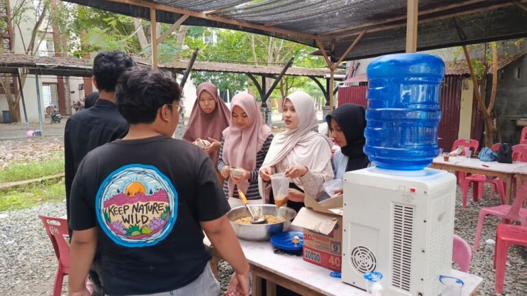 ORMAWA FSH Bagi 100 Porsi Makan Siang di Dapur Umum, Khusus Mahasiswa UIN Ar-Raniry
